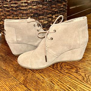TOMS Taupe Desert Wedge Bootie | Women’s | Size 8 | Like NEW